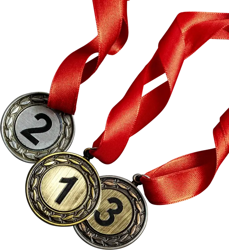 Tres elegantes medallas deportivas con cinta roja, representando la calidad y personalización de nuestros premios para destacar los logros excepcionales en cualquier competición.