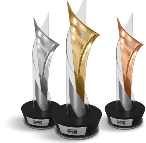 tres trofeos, cada uno de oro, plata y bronce
